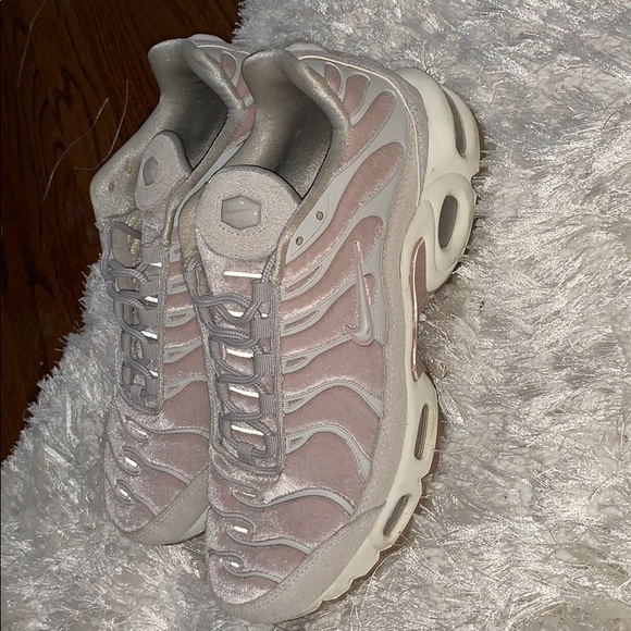 Women’s Nike Air Max Plus LX Velvet shoe - Picture 2 of 4